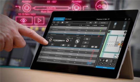 Wireman using EPLAN Smart Wiring on tablet